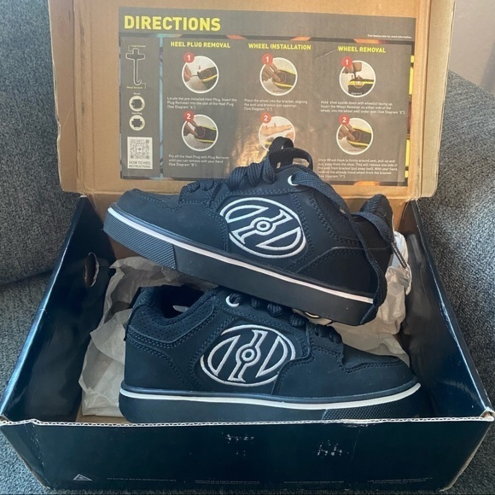 NEW HEELYS VOYAGER SKATE SHOE - KIDS'